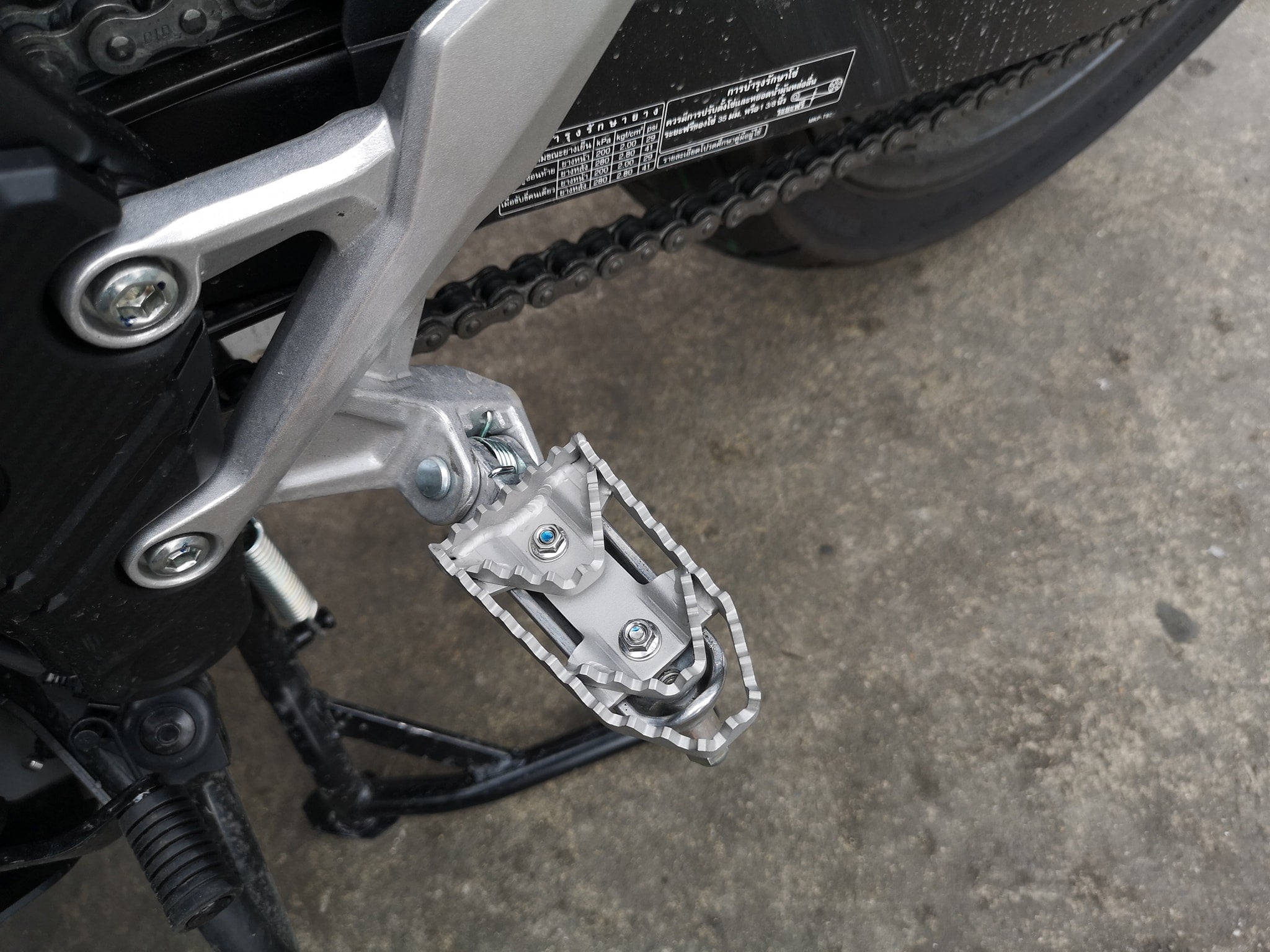 Honda 2025 cb500x footpegs